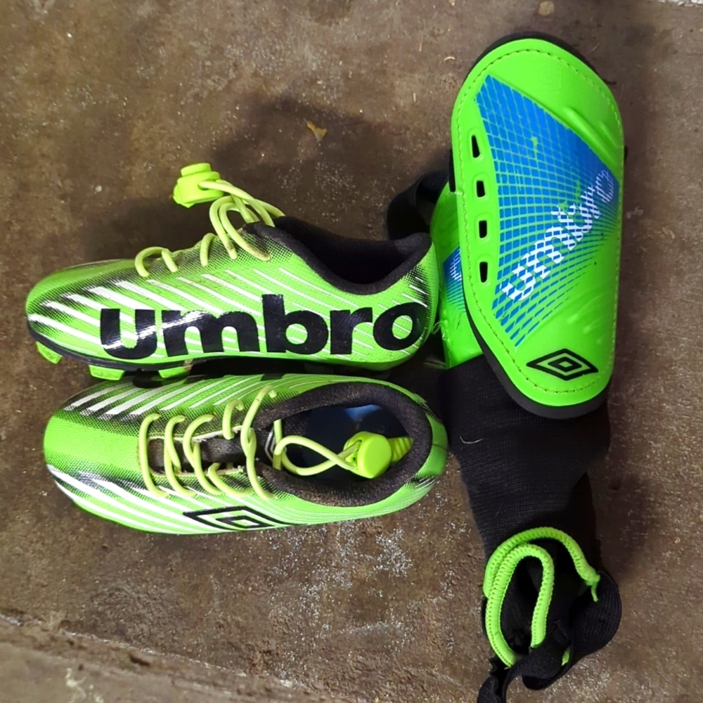 Umbro cleats & shin guards bundle size 9